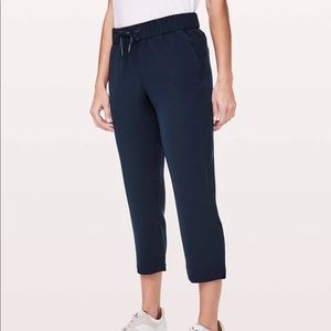 Lululemon On The Fly 23” crop pant, size 8, blue